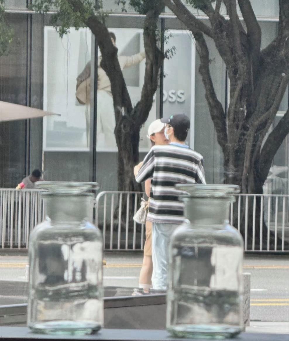 40岁许嵩和女友冯禧在深圳街头约会被偶遇，两个人牵着手，甜蜜拥抱，看起来好恩爱！
