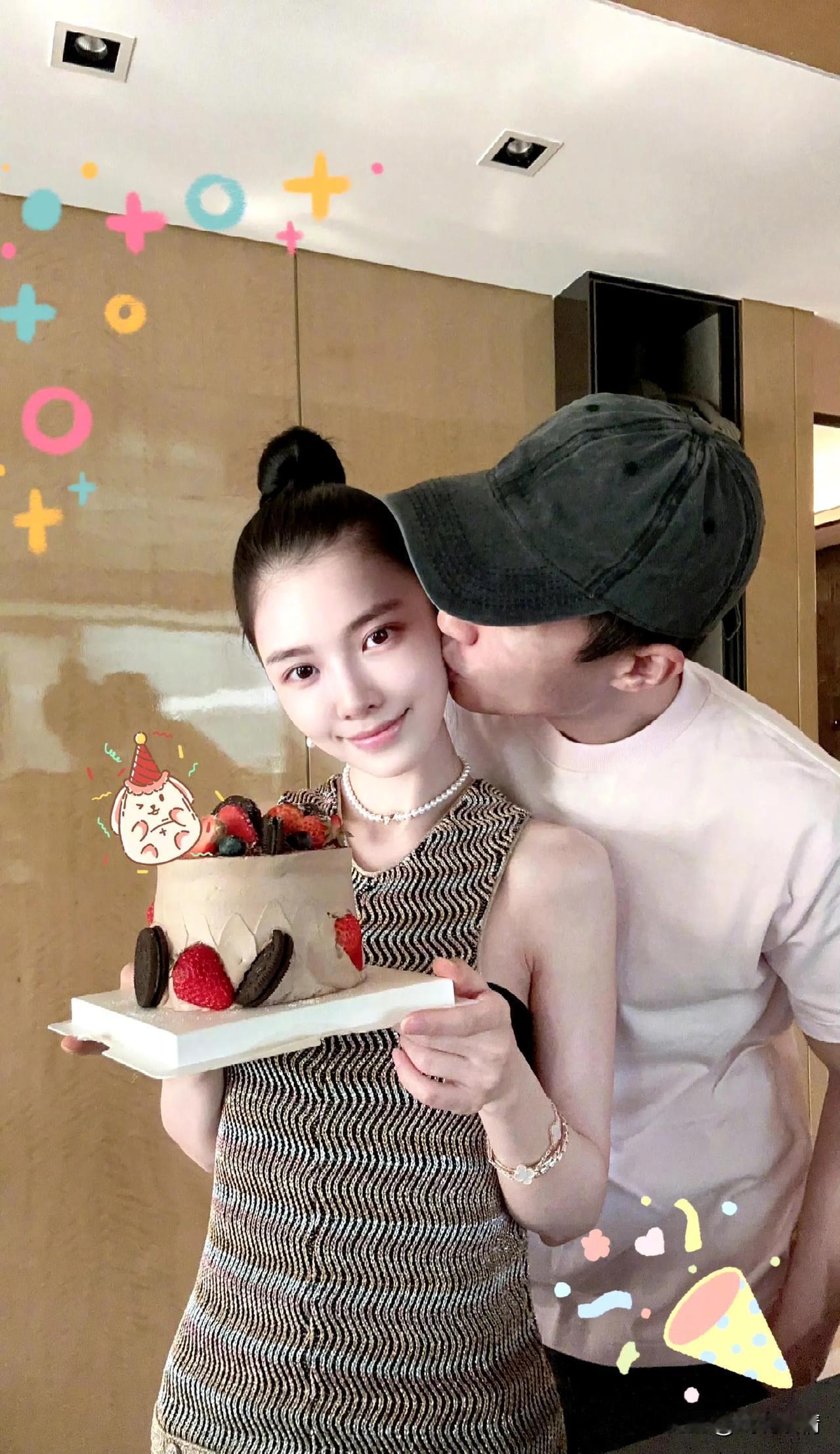 杜淳送超大花束为老婆庆生！
5月23日，杜淳晒出一组庆生照，为老婆王灿庆祝生日。