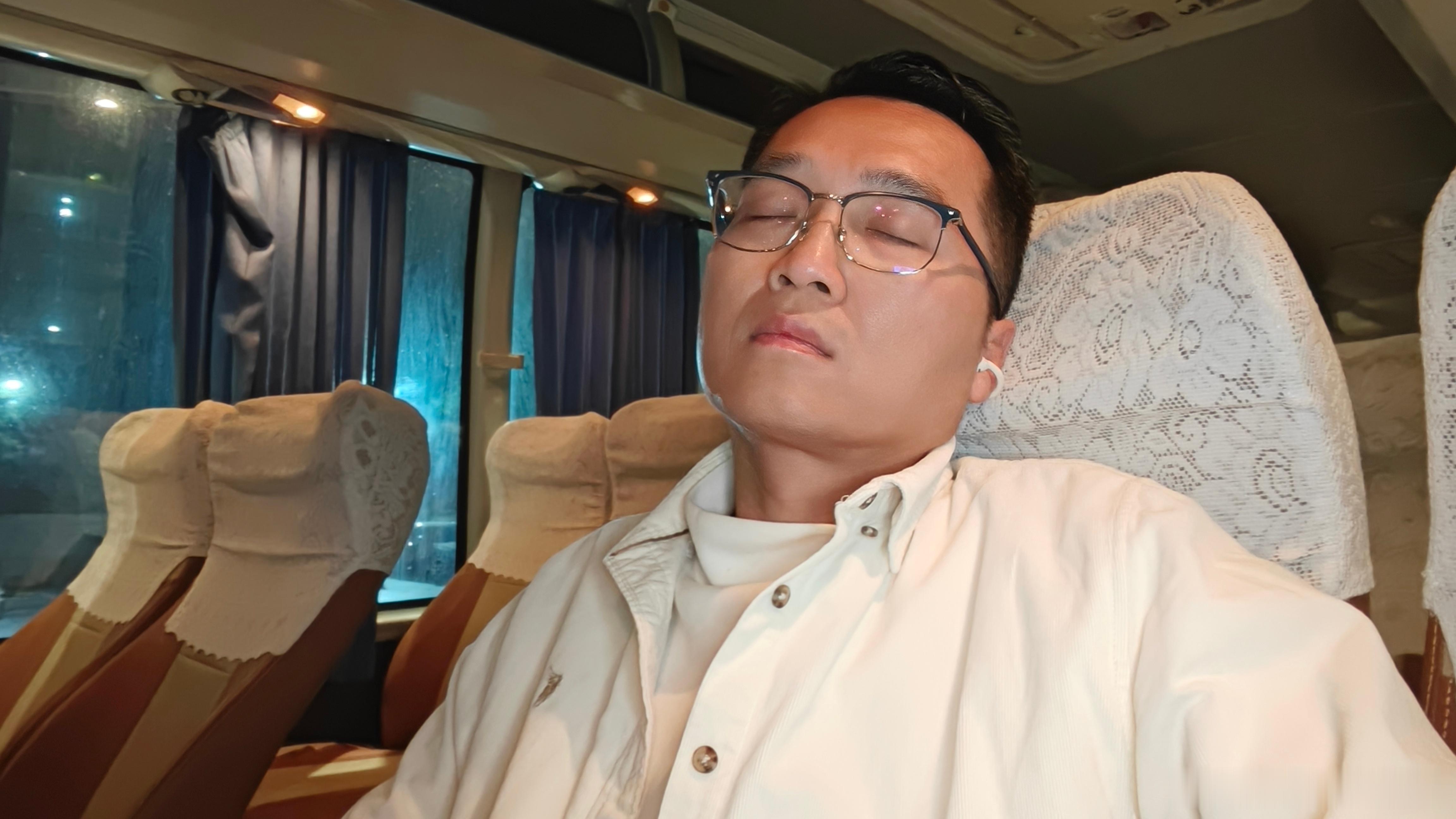 早安北京！又是奔赴早班机的打工人，眼皮都快粘在一起了。匆匆候机，下一站上海。连轴