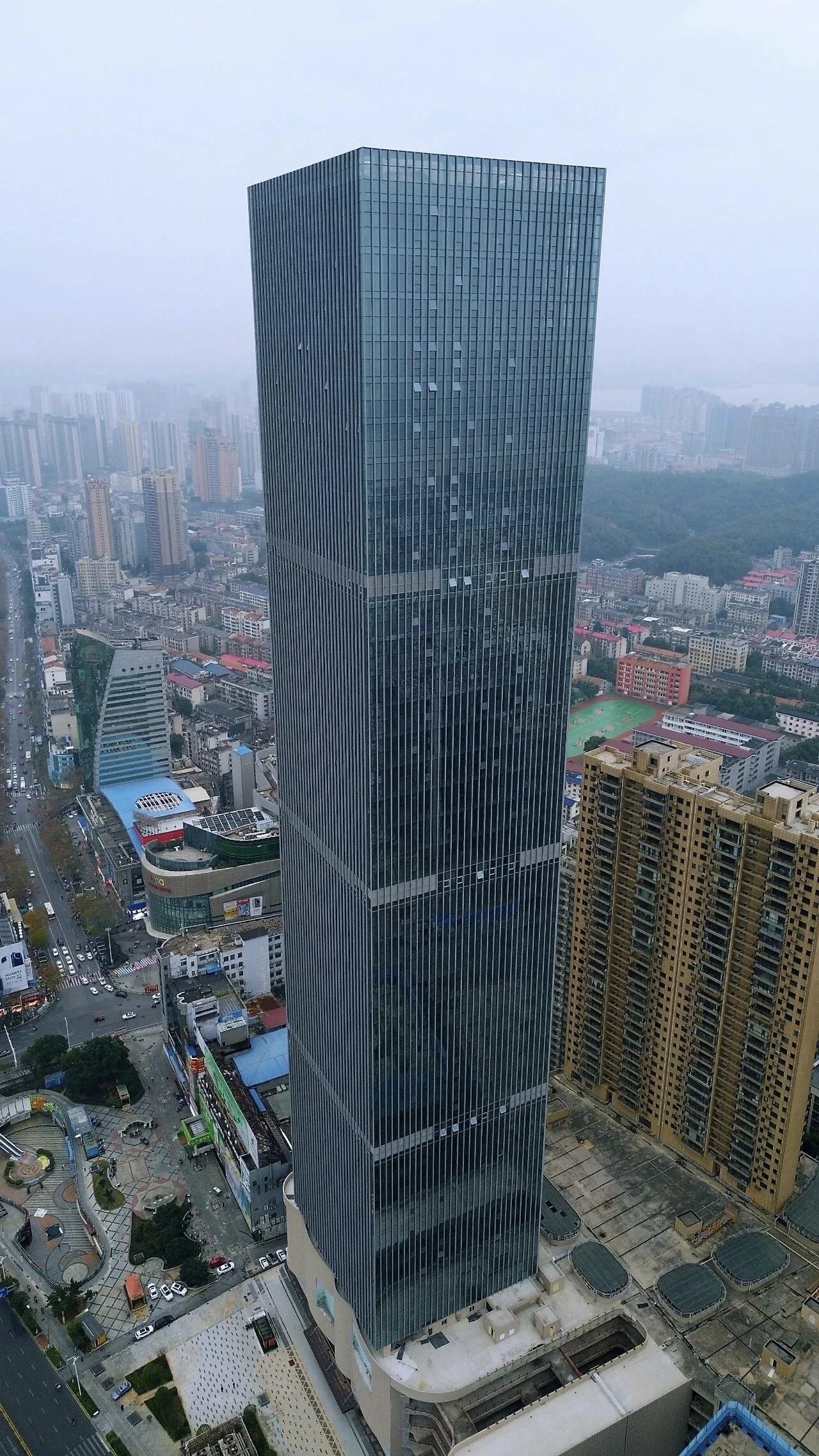 268米湘北第一高楼亮相 岳阳城市天际线再刷新
 
近日，岳阳友阿国际商业广场二