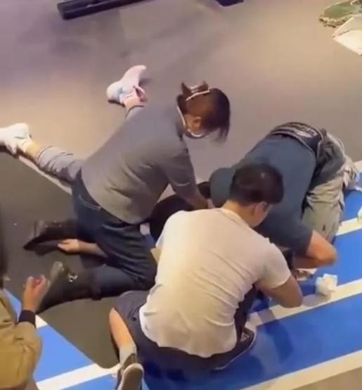 生死只在几分钟之间：她突然晕倒，他跪地施救，一套心肺复苏换回一条命。可视频一出，