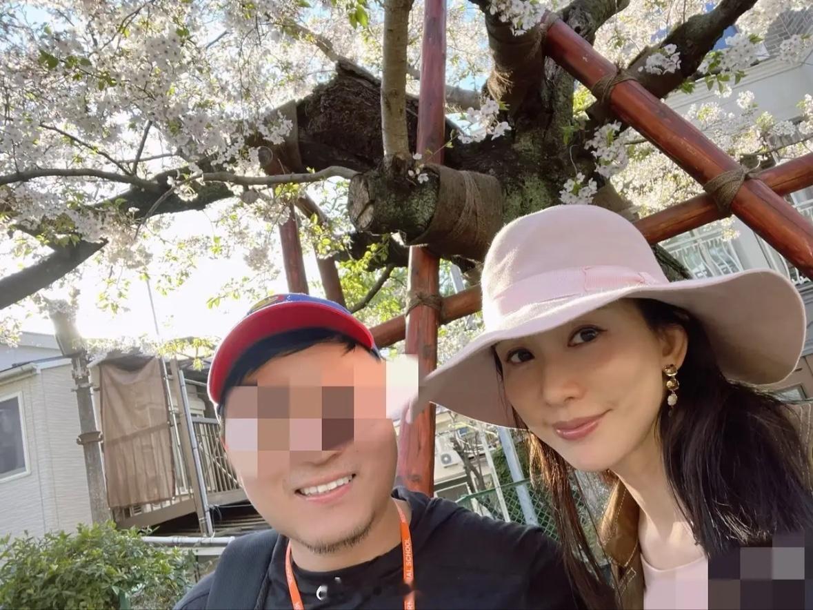 林志玲带儿子在日本东京的儿童公园玩耍，林志玲与粉丝合影皮肤变白了，侧颜像是日本女