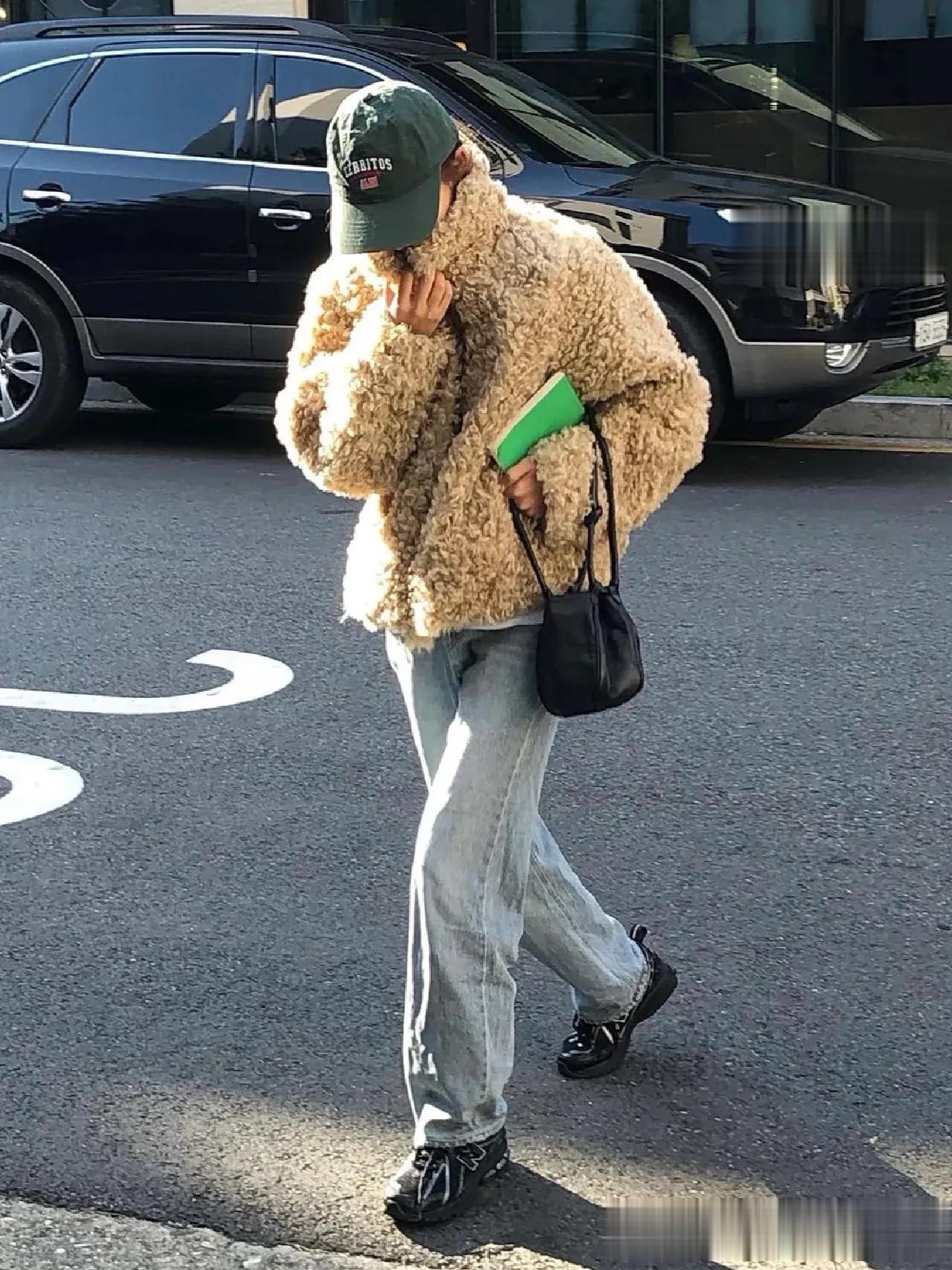 #秋冬穿搭#
告别单调，穿出暖意！冬日里，跟着沐沐学穿搭，让你的每一个瞬间都温暖