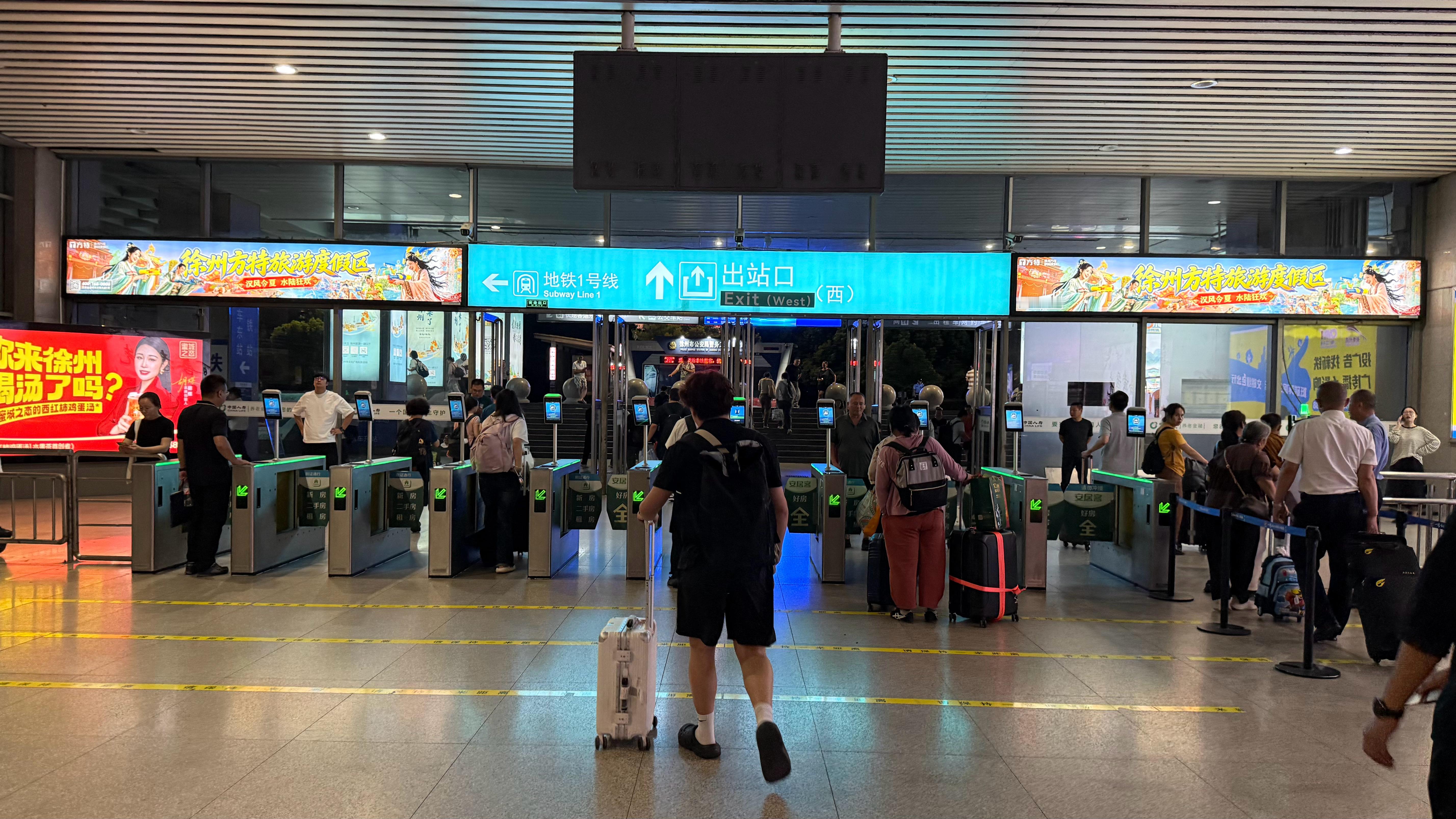 登陆少年走了徐州东站恢复到了往日流量。这次作为徐州市民觉得体验挺好。粉丝有素质，