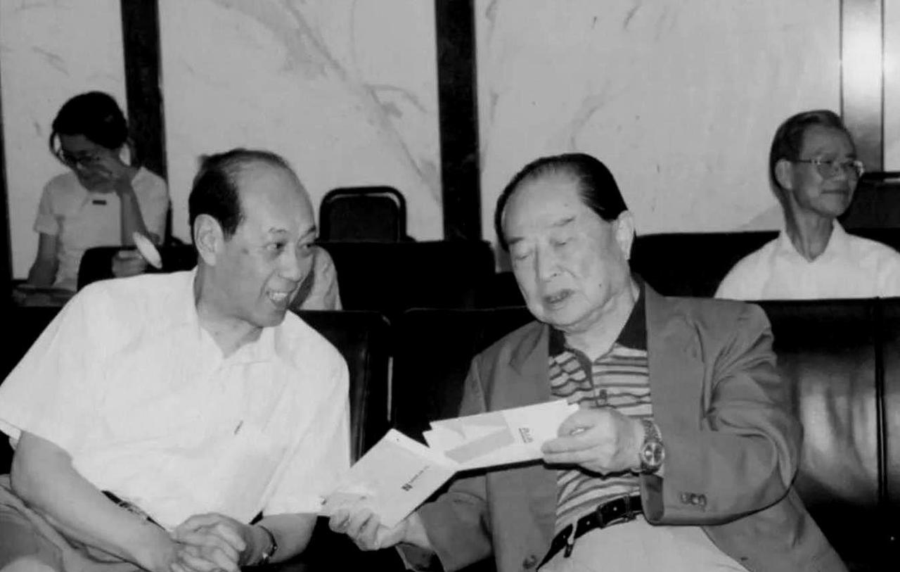 上世纪80年代，上海市的汪市长外出视察，将小车停在1家书店门口。一会儿，1位小交