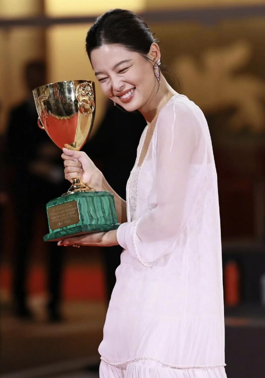 一觉醒来，辛芷蕾真的成为国际巨星了！[泪奔]
所以梦想是要有的，万一实现了呢，她