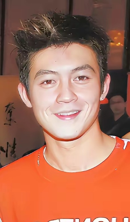 陈冠希怎么猛然间就这么老了？他可是80年出生啊！都说男人不会显出断崖式的衰老，可