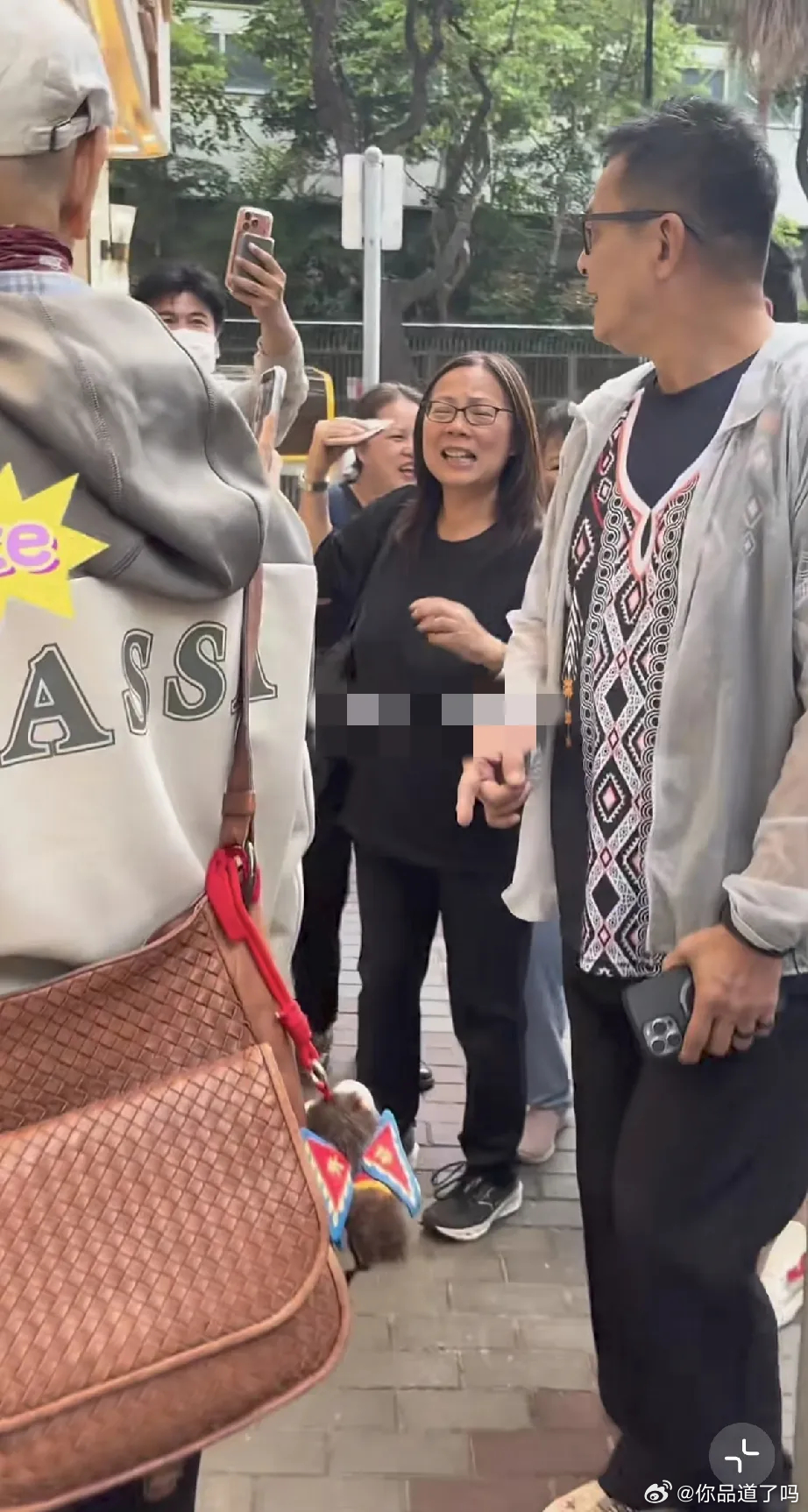 黄日华和罗家英同框现身香港街头，这画面太有情怀了！65岁的黄日华依旧壮实，走路带