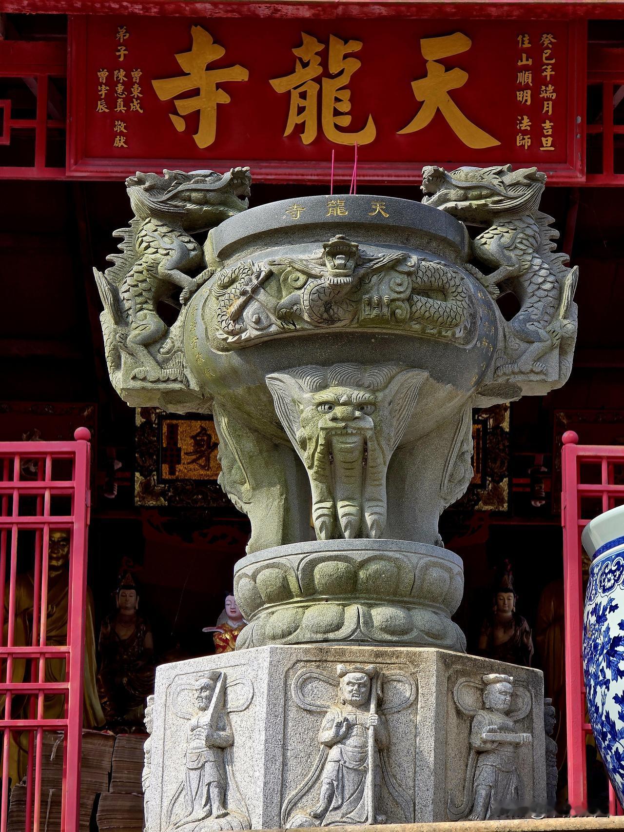 厦门天龙寺
林深藏古寺，一径入清禅。松静钟声浅，山空远市喧。
翠岭藏幽刹，名唤天