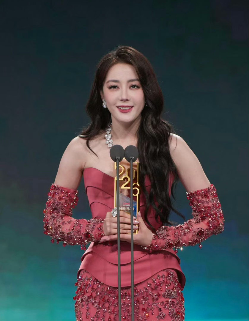 迪丽热巴演员的义务迪丽热巴获奖感言的价值观迪丽热巴拿最佳女演员当之无愧！《利剑玫