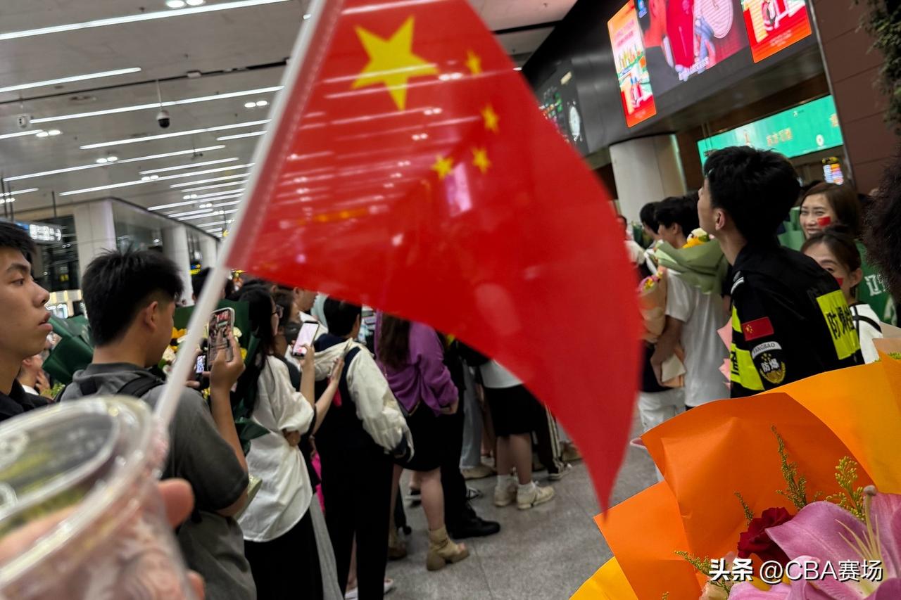 中国男篮抵达沈阳后，辽宁球迷给予了最高级别的待遇，不仅在高铁站接站，还在球员上大