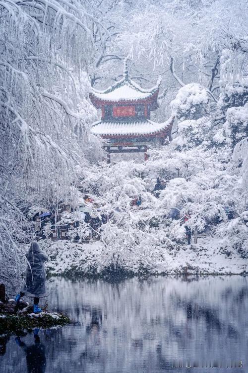 上联：秋水悠悠醉日月，
下联：雪山巍巍拥江河。