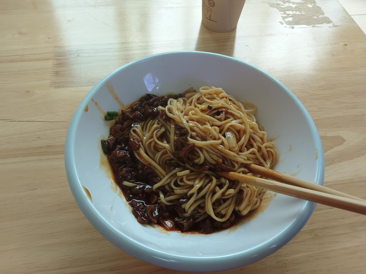 楼下新开了一家面馆。今天上午去捧场尝鲜，点了一碗一两的杂酱面，10元，味道一般，