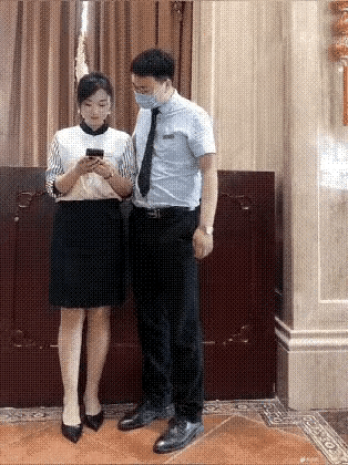 女生绝对对男人有好感，只差一层窗户纸了。