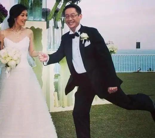 在香港豪门圈，许晋亨就是个躺赢的三代。
 
他一辈子不爱搞事业，最出名的头衔就是