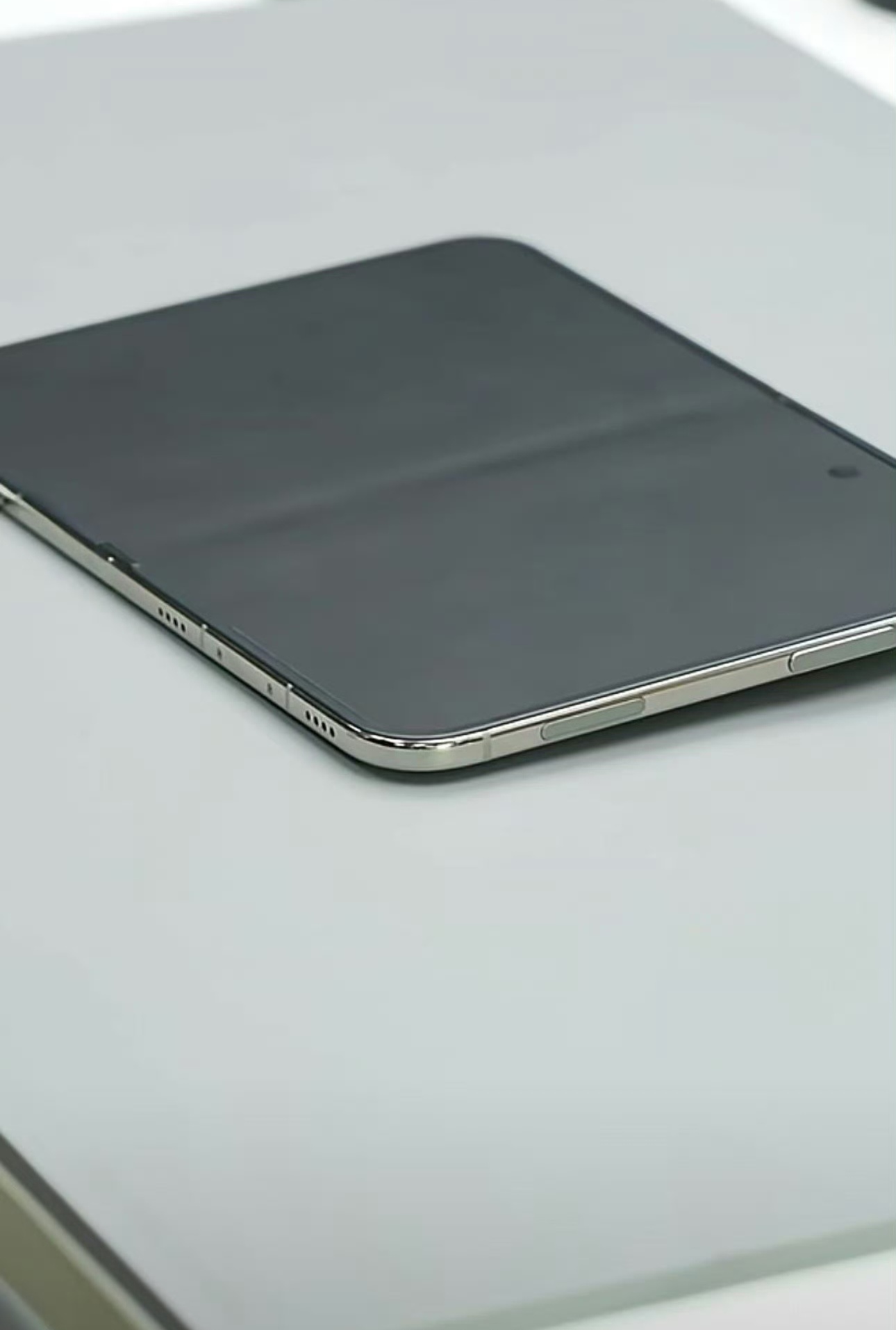 iPhone Duo发布后好多人在吹这块磨砂屏，什么无折痕，还得是苹果，国产手机