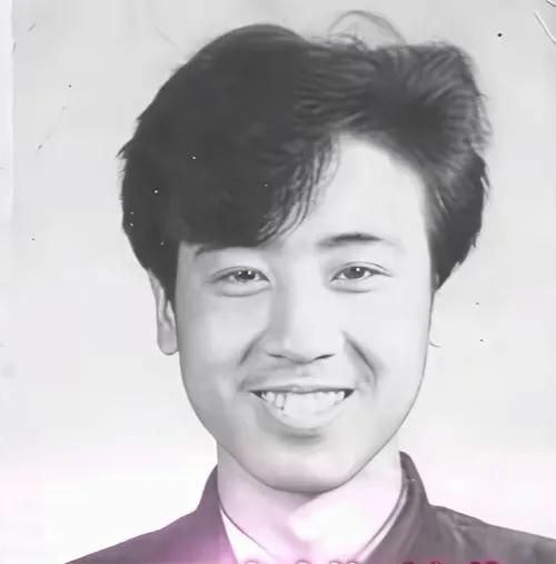 大家猜猜这个小伙子是谁？他在最近的一部电视剧中火的不得了，大家应该猜出来了吧？