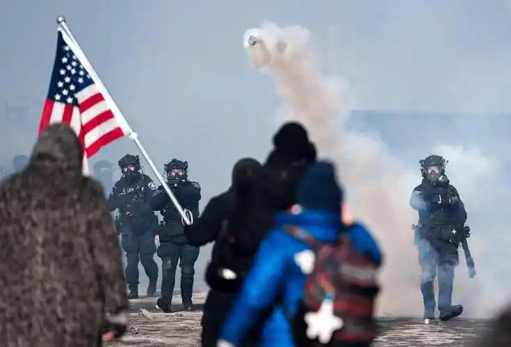 900万美国人上街！美以英同步沸腾，民意海啸直指霸权真相。3月28日，全球街头迎