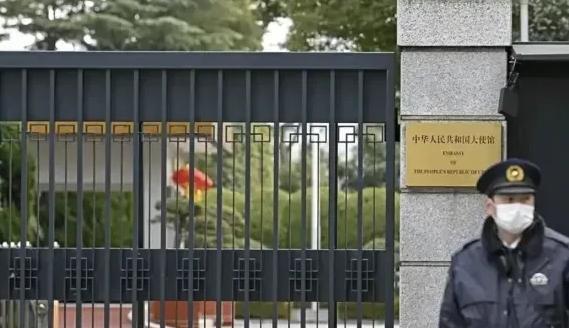 中国驻日本大使馆代表中国政府，以史无前例的言辞，严厉警告日本，不要在二战胜利暨中