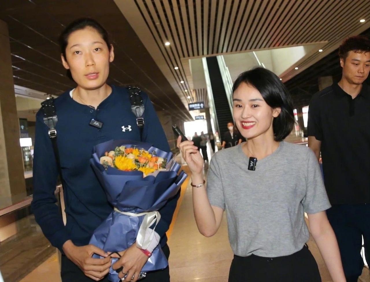 朱婷回河南，焦帅车站带鲜花迎接！
朱婷采访时说：每天带着疼痛去训练其实挺难的！
