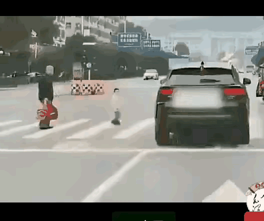 这个老人不适合看孩子，适合当甩手掌柜的。
老人领孩子过马路，不牵着孩子的手，孩子