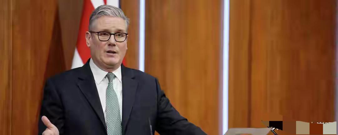 离开中国好几天了，斯塔默越想越不对劲，在国会议会上罕见发飙。

他这次访华明明带