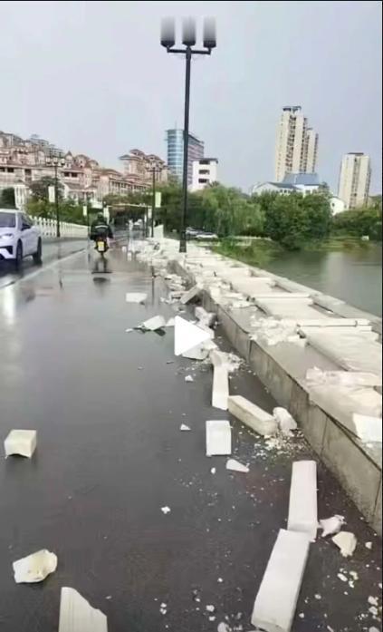 三湖桥护栏被风吹倒，断面只见胶不见钢筋：一座用了近二十年的桥，巡检记录上签的到底