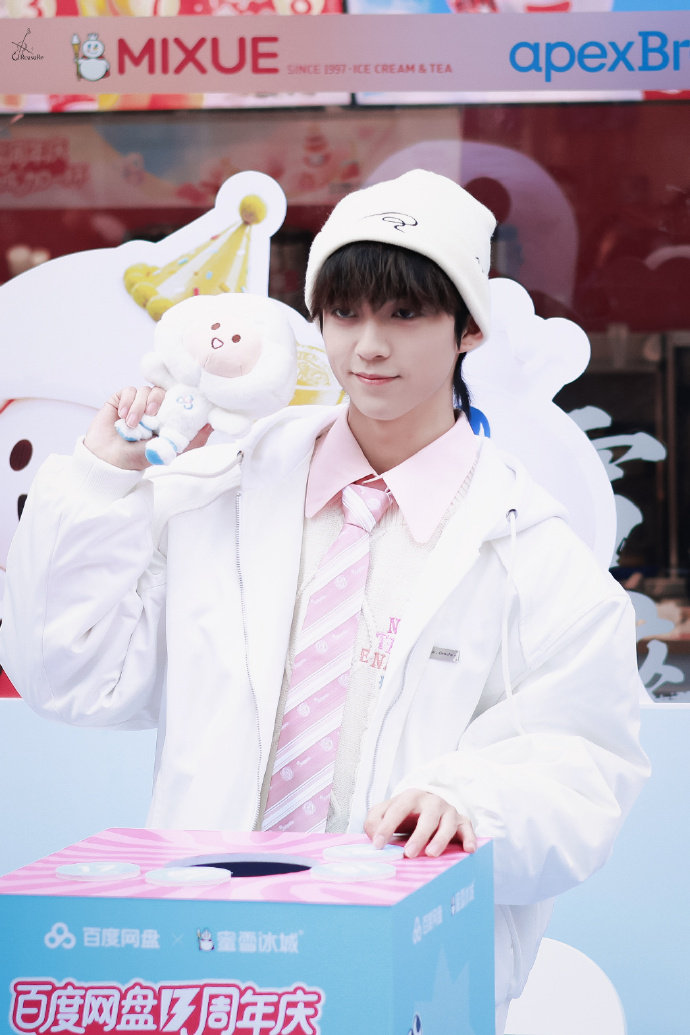 陈天润一日店长纯白look，纯白造型搭配粉领带衬衫，完全青春可爱啊~ 