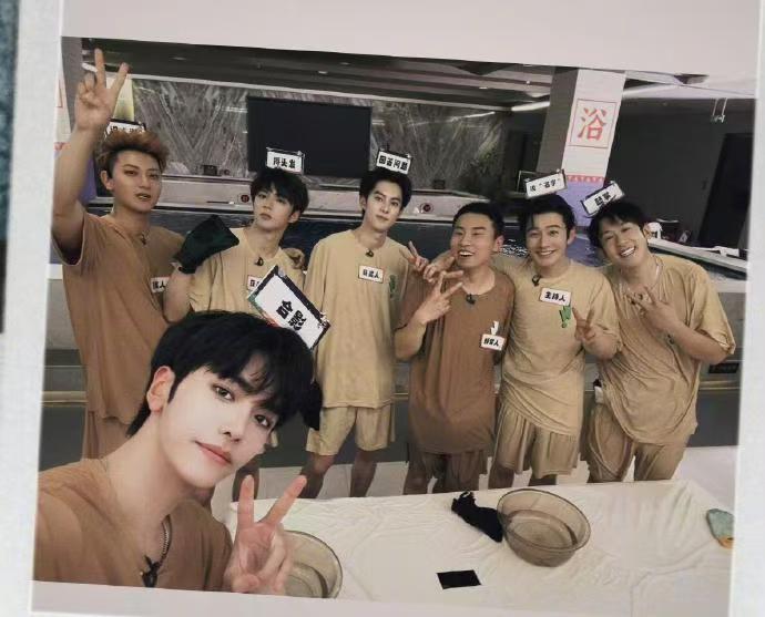 黄晓明问邵子恒是在讲赵丽颖的剧吗 邵子恒直播正说小说，黄晓明弹幕互动，以为在讲赵