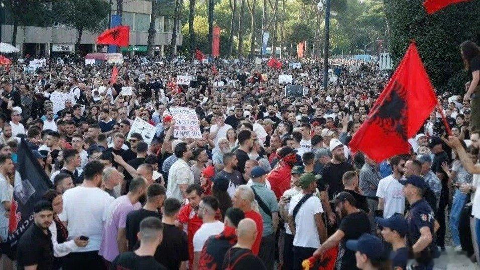 凤凰新闻【阿尔巴尼亚民众集会，反对政府批准特朗普女婿开发度假村】据凤凰卫视报道，