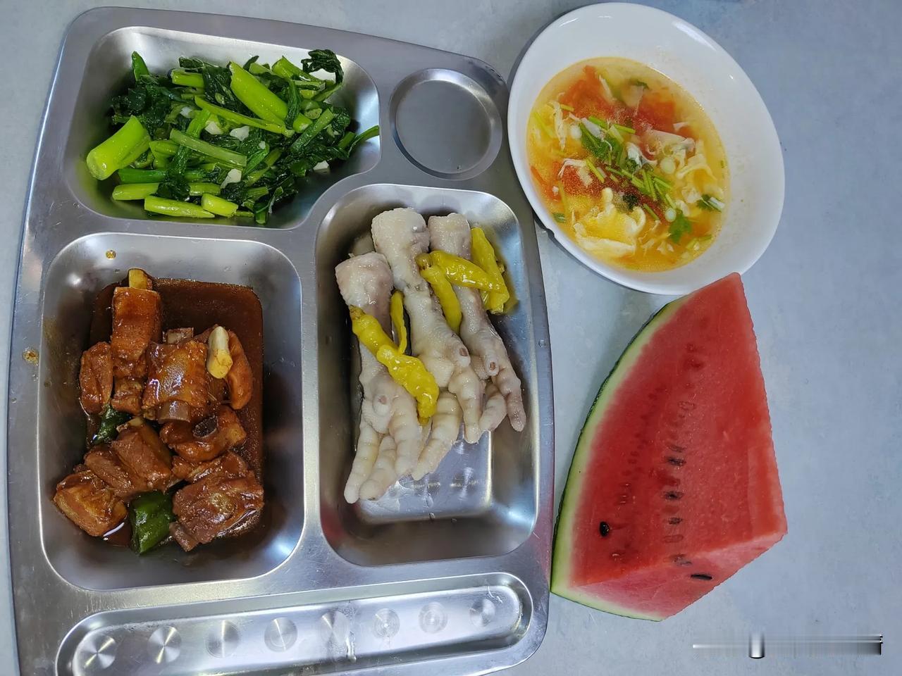 吃过晚餐，刚回房间，二副就跟着进来了，对我说，大厨，你要休假了！我说，您可拉倒吧