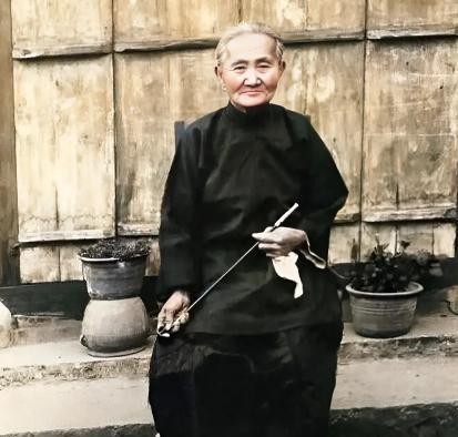 民国期间，一位“地主婆”留下的照片，尽管她已年过古稀，但从她清秀的面容中不难想象