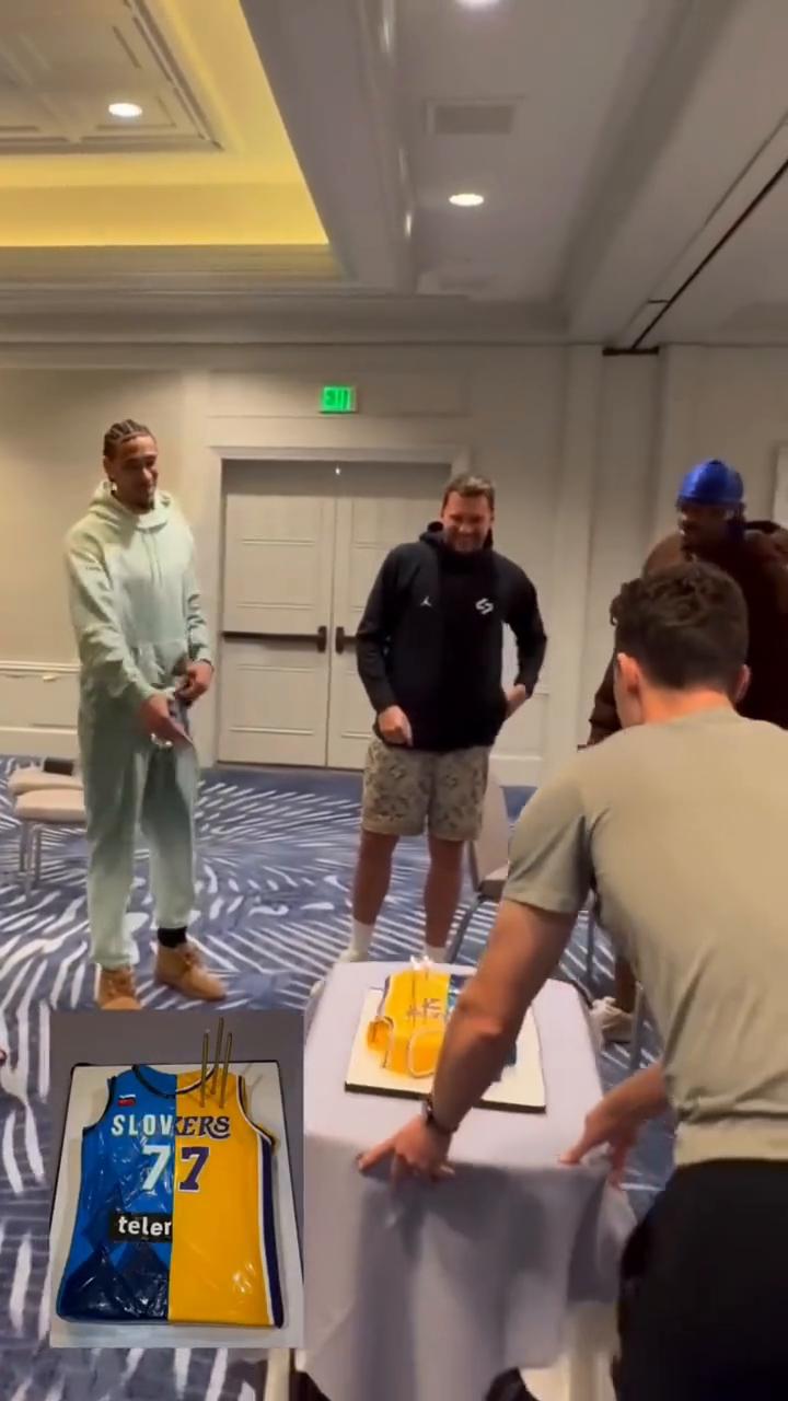 祝卢卡生日快乐。
老詹带头唱生日歌，整齐划一，挥拳庆祝。1-2-3。