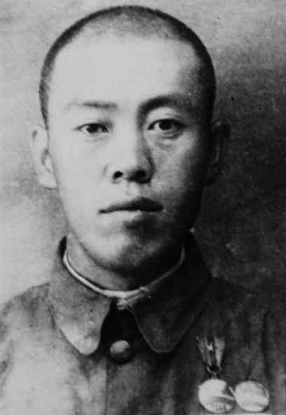 被毛主席誉为“火车头”！潜伏多年、阵前起义的爱国名将曹又参
 
曹又参（1901