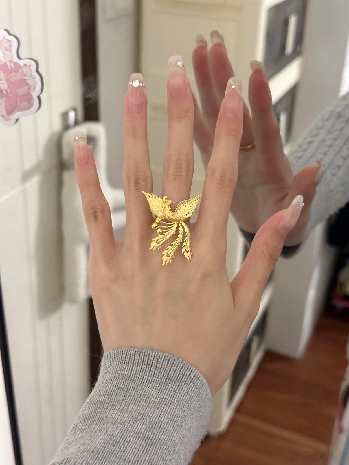 原来结婚居然要有三枚戒指我们家那边结婚，就是一枚订婚钻戒➕一个五金的金戒。更有甚