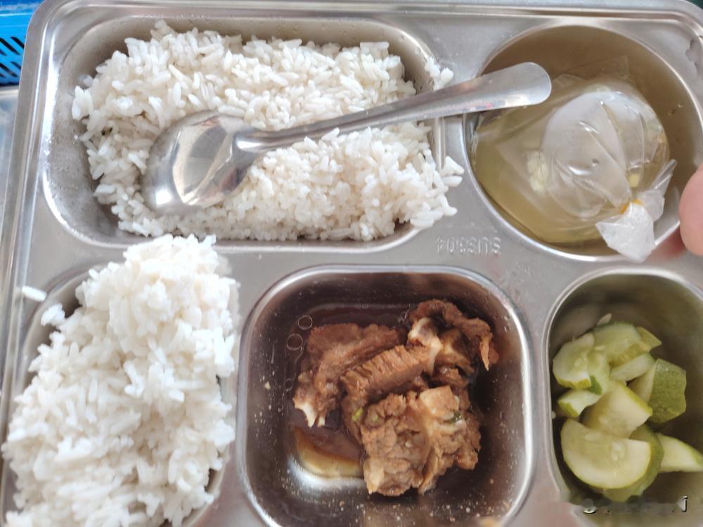 这是越南公司为员工统一订购的快餐，价格是2万越南盾，（约人民币5.5元），免费提