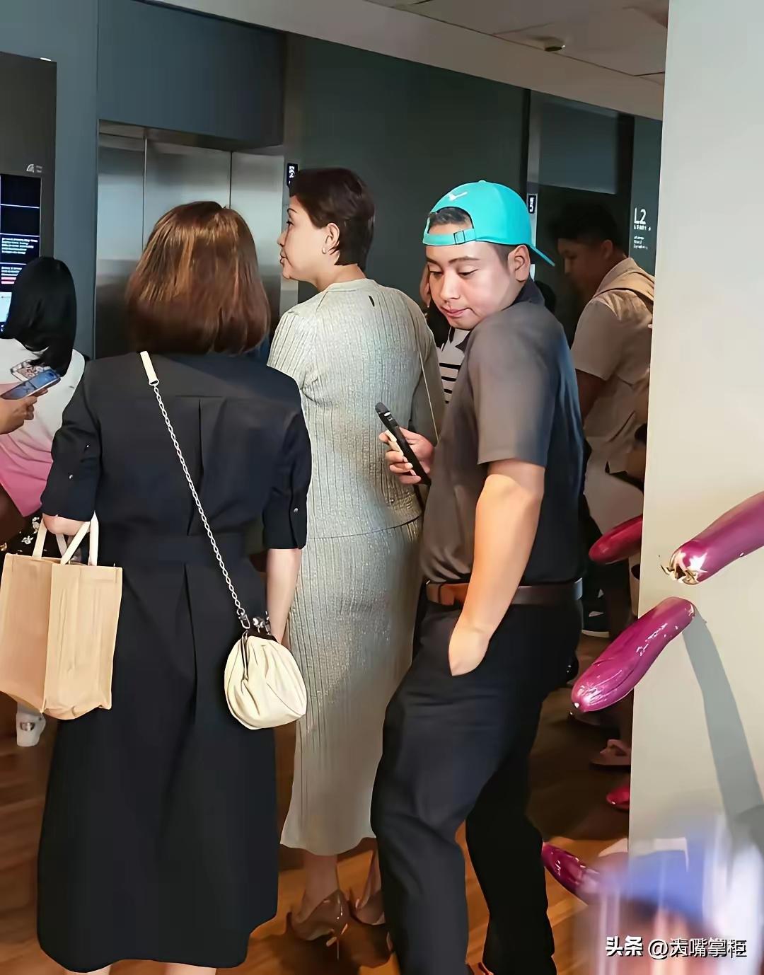 都说背薄显年轻，所以下半身胖点倒没关系，但背部一定要薄。
57岁的杨澜，虽然正面