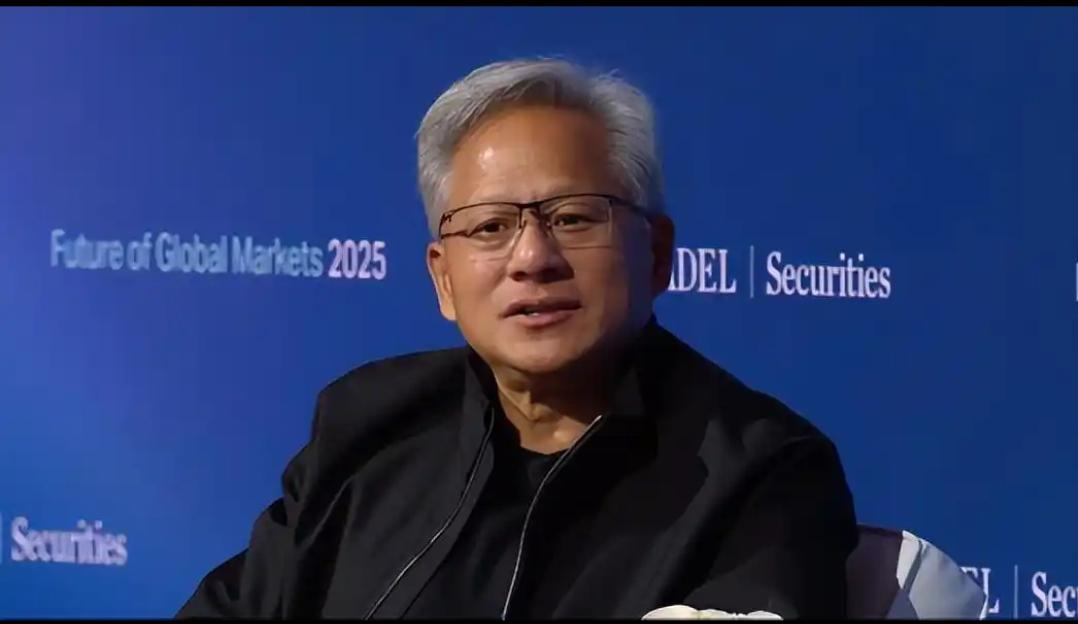 英伟达创始人兼CEO黄仁勋近日坦言，由于美国政府的出口管制，我们的芯片在中国先进