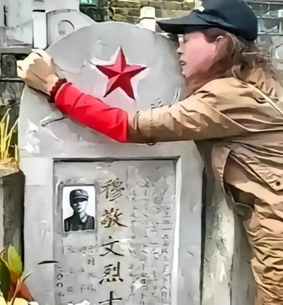 2024年，麻栗坡烈士陵园这一幕看哭全网：河南女子千里寻父，跪在墓碑前哭成泪人：