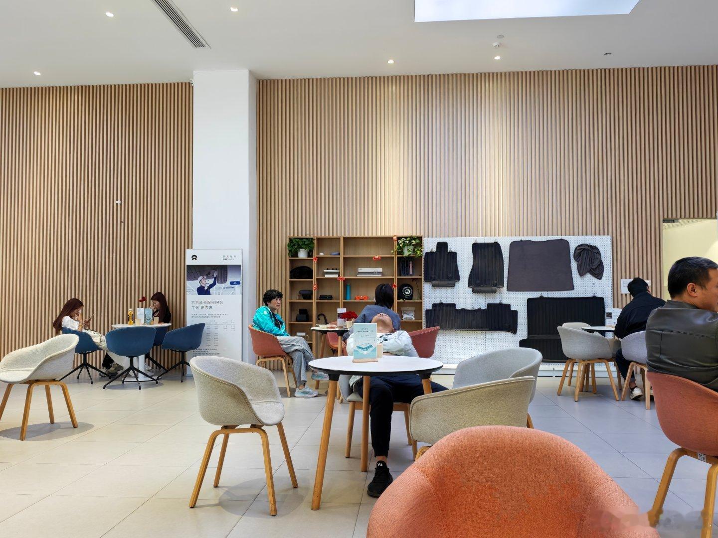 来蔚来修车换亮条了 价格:前亮条250 后面亮条230我觉得在新能源里真不算贵 