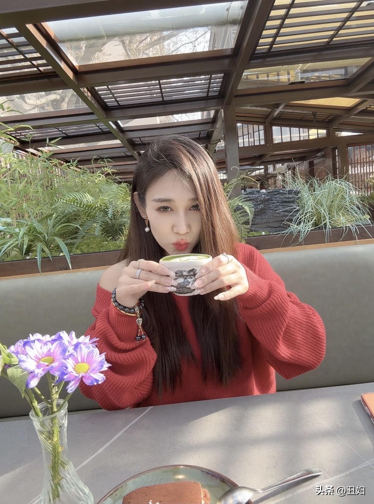 内在方面，美女自带气场，自信从容，一颦一笑落落大方。而且她们美在骨相更在气质修养