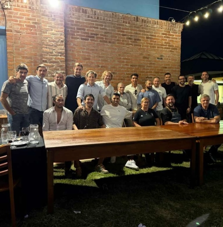 2010年世界杯部分国家队成员及塔瓦雷斯及其教练组昨晚在天蓝训练基地重聚！💙?