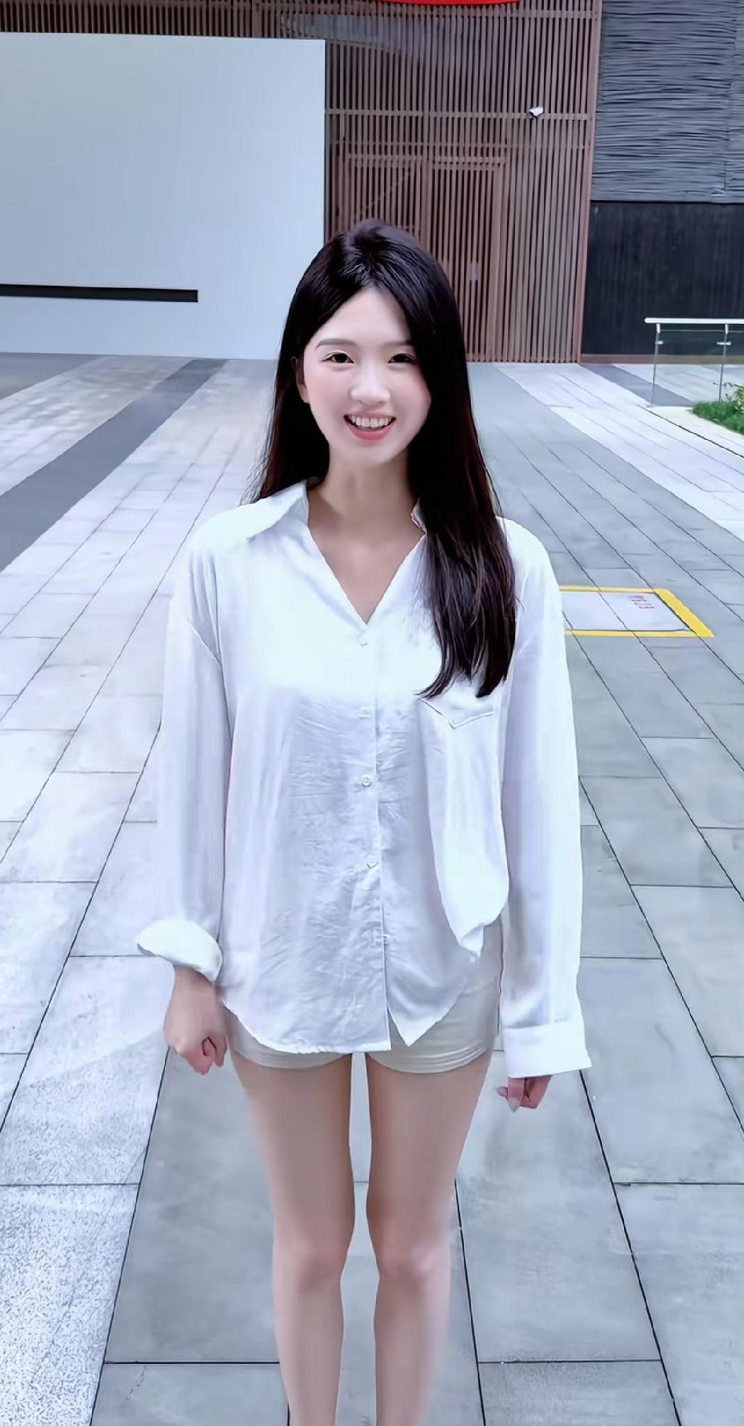 迷人搞笑的少女，白里透红的皮肤，细长笔直的美腿，你想拥有这样的女朋友吗？
什么样