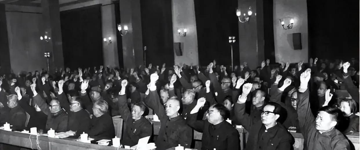 1968年10月，北京一场关键会议上，132人表决开除刘少奇党籍，131人举手赞