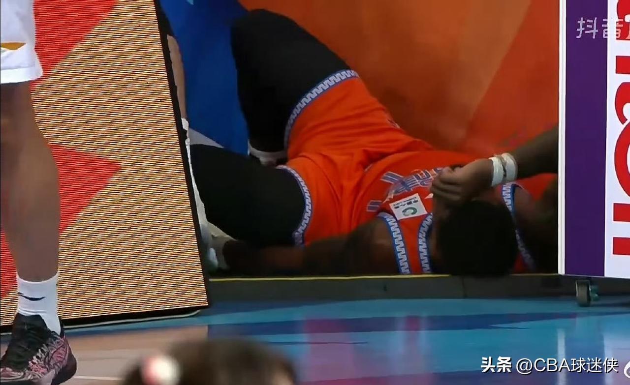🔥 一人单挑北京整条后卫线！22分半场杀疯，最后却单脚“跳”回更衣室

北京男