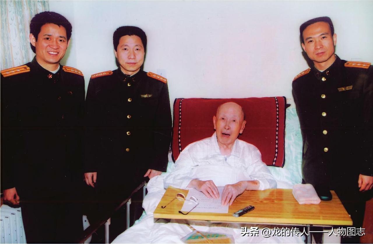 2006年1月10日，杨利伟、费俊龙、聂海胜看望钱学森