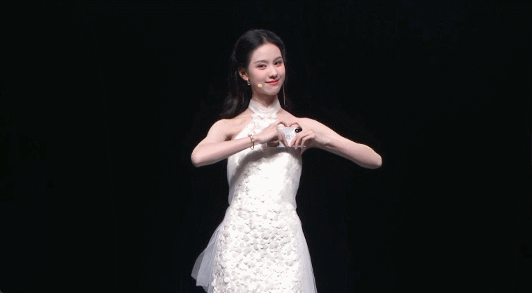 陈都灵[超话]陈都灵人生镜签陈都灵比心三连拍陈都灵又美又甜，怼脸人生镜签超绝！歪