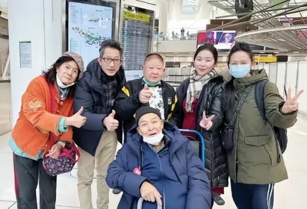 “滚回你的美国！”2022年，一位满头白发的上海老人，坐着轮椅搭乘飞机从美国回到
