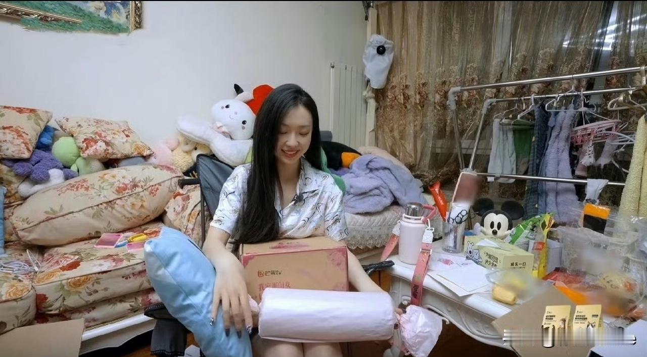 8月3日，管乐的家，脏乱差到都长蘑菇了！
很难想象这是一名女艺人的家，杂乱不堪的