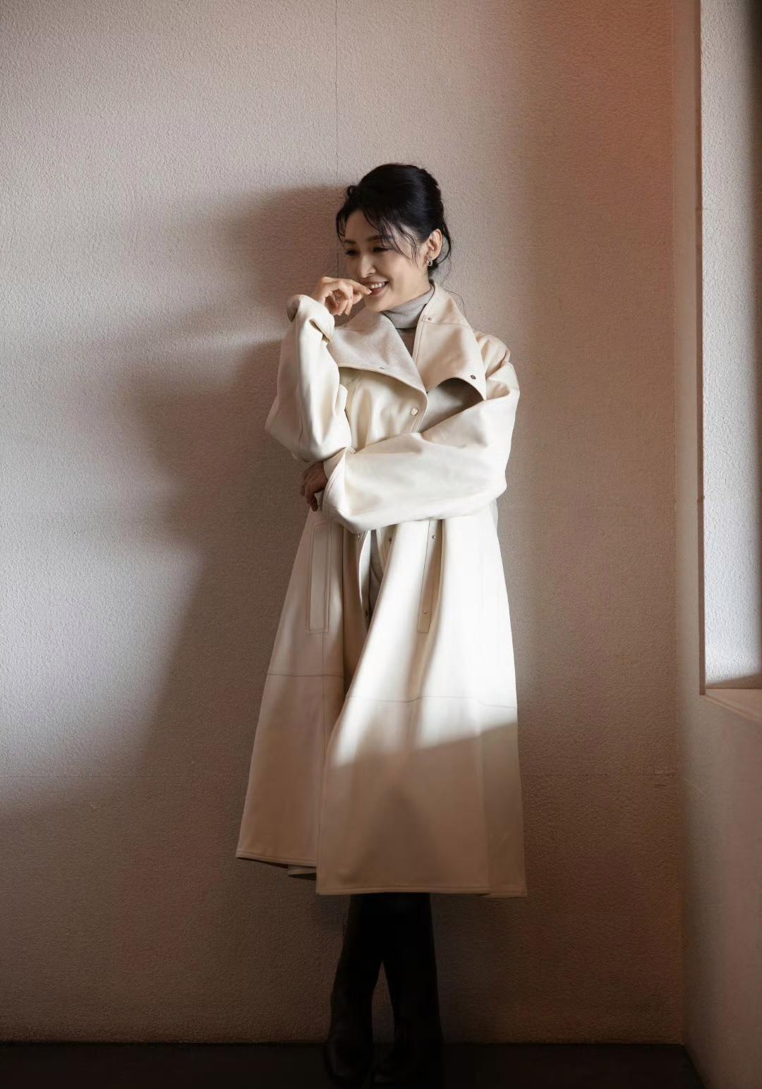 学周涛穿大衣，优雅一整季！发现没？中年女人春天特别适合穿大衣，谁穿谁美，谁穿谁优